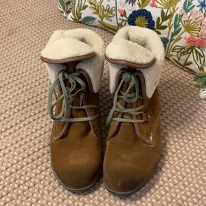 Wanderlust boots, size 11, brown with Sherpa lining. Gently used. Minor scratch.
